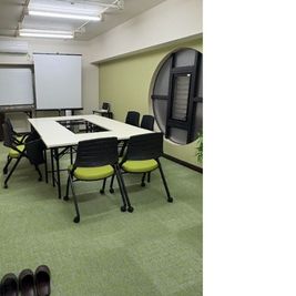 プロジェクター完備、 - レンタル会議室yomogina 烏丸御池・レンタル会議室の室内の写真