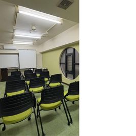 テーブル付き椅子、最大12脚利用可能 - レンタル会議室yomogina 烏丸御池・レンタル会議室の室内の写真