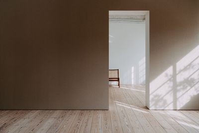 空間の余白を活かせる、ブランド撮影にも人気の可動壁 - アンスピラシオン (Anspiration)  光に包まれた北欧の家の室内の写真