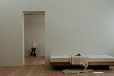 余白を活かした、シンプルで落ち着いた寝室シーン - アンスピラシオン (Anspiration)  光に包まれた北欧の家の室内の写真