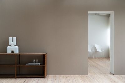 シンプルな余白に、北欧小物が映える空間 - アンスピラシオン (Anspiration)  光に包まれた北欧の家の室内の写真