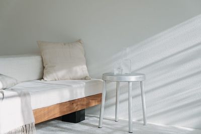 ポートレートやブランド撮影にぴったりの白いソファシーン - アンスピラシオン (Anspiration)  光に包まれた北欧の家の設備の写真