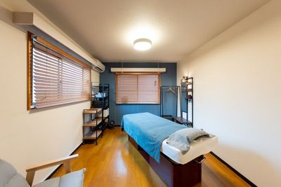 川崎駅6分｜清潔で落ち着く施術専用サロン。1月は1時間1,080円／LUSSO手動昇降ベッド・タオル完備。 - レンタルサロンTALSA