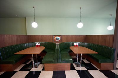 5〜6人掛けのU字型のソファ席（2個） -  E.G.DINER 成田山表参道 アメリカンダイナーのレンタルスペースの設備の写真