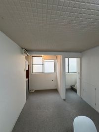 入り口と窓側の状況です。 - まどかリビングビル2階　２０２ バス・トイレ付レンタルスペースの室内の写真