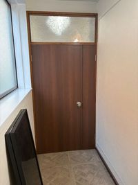 入り口 - まどかリビングビル2階　２０２ バス・トイレ付レンタルスペースの入口の写真