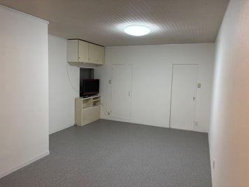 室内の状況です。白い壁紙です。 - まどかリビングビル2階　２０２ バス・トイレ付レンタルスペースの室内の写真