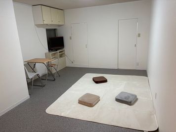 メイン・ラグと机を置いた状況です - まどかリビングビル2階　２０２ バス・トイレ付レンタルスペースの室内の写真