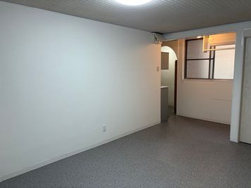 一面、白い壁です。 - まどかリビングビル2階　２０２ バス・トイレ付レンタルスペースの室内の写真