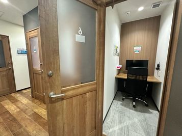 いいオフィス品川 1名個室（ブース9）7階の室内の写真