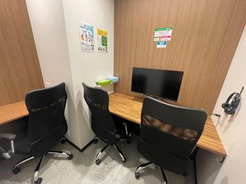 【品川駅から徒歩1分】モニター・フリードリンク付き3名個室（ブース16）8階※予約時間前は入室不可 - いいオフィス品川