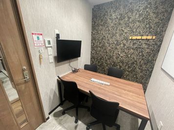 【品川駅から徒歩1分】モニター・フリードリンク付き4名会議室（Room B）7階※予約時間前は入室不可 - いいオフィス品川