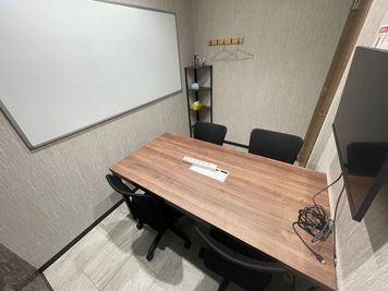 いいオフィス品川 4名会議室（Room D）8階の室内の写真