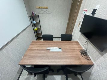 いいオフィス品川 4名会議室（Room D）8階の室内の写真