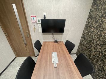 いいオフィス品川 4名会議室（Room D）8階の室内の写真