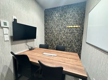 いいオフィス品川 4名会議室（Room D）8階の室内の写真