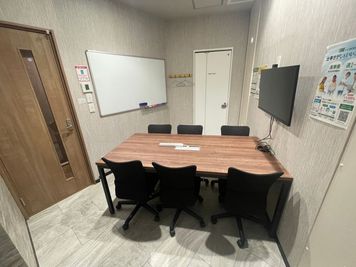 いいオフィス品川 6名会議室（Room A）7階の室内の写真