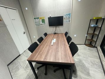 いいオフィス品川 6名会議室（Room C）8階の室内の写真