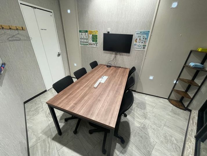 いいオフィス品川 6名会議室（Room C）8階の室内の写真