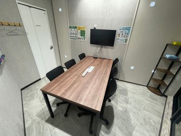 【品川駅から徒歩1分】モニター・フリードリンク付き6名会議室（Room C）8階※予約時間前は入室不可 - いいオフィス品川