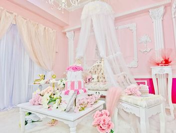 ピンクのお部屋では天蓋を設置して豪華な雰囲気を演出することができます。 - 姫スタジオ（小倉店）の室内の写真
