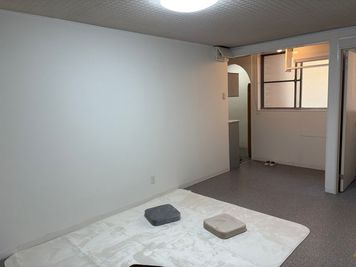井尻駅から徒歩２分。完全個室のバス・トイレ付レンタルスペース。コスプレ仲間との写真撮影。女子会、ママ会もお勧め。 - まどかリビングビル2階　２０２