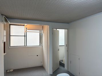 窓側イメージです。 - まどかリビングビル2階　２０２ バス・トイレ付レンタルスペースの室内の写真