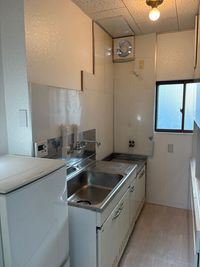 キッチン・冷蔵庫が備付です。 - まどかリビングビル2階　２０２ バス・トイレ付レンタルスペースの室内の写真