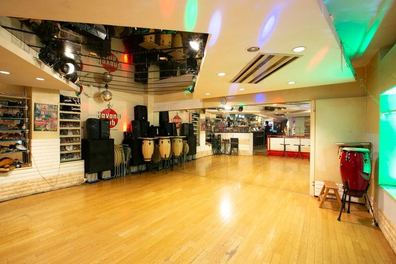 ミラー、フローリング床完備
３０名収容 - カフェ・ルンビータの室内の写真