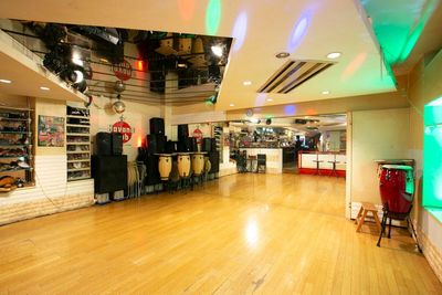 三条木屋町の最高の立地！ミラー、フローリング床、PC,CDJ,ターンテーブルなどクラブ音響完備、Bluetoothにも対応。 - カフェ・ルンビータ