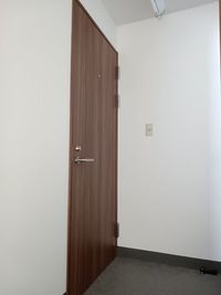 ２階入り口(２階は当サロンのみ) - MADOビル2階 レンタルサロンの入口の写真