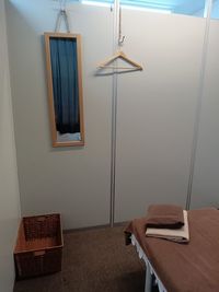 ベッドスペース(脱衣かご、鏡、ハンガー有) - MADOビル2階 レンタルサロンの設備の写真