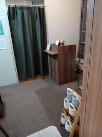 スリッパ　Мサイズ二足(ベージュ)
　　　　　Ｌサイズ一足（紺）
土足厳禁
受付カウンター有り - MADOビル2階 レンタルサロンの設備の写真
