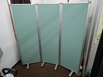 パーテンション有 - MADOビル2階 レンタルサロンの設備の写真