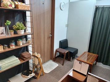 待合室　(ローテーブル、一人掛けソファ　、椅子）　椅子を２つ足せます　 - MADOビル2階 レンタルサロンの室内の写真