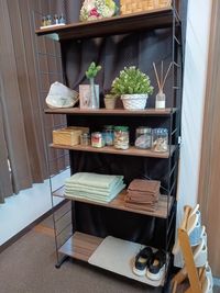 脱いだ靴は、この棚の下段に置いてください
（スペース内、土足厳禁） - MADOビル2階 レンタルサロンの室内の写真