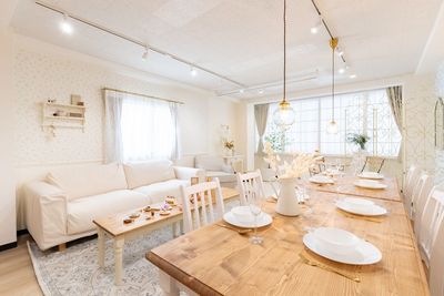 12名様までご着席可能なダイニング席、
大きなソファ2つ、ローテーブル3つ、
窓際にはカフェを思わせる丸テーブルもございます☕️♡ - milk party and studio 神田店 milk party and studio神田店（11名様〜）の室内の写真