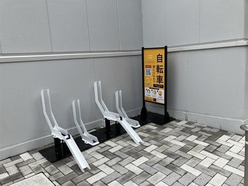 敷地内にシェアサイクルポート（４台分）があります - OPH枚方駅前 『 ツドイノヒロマ 』 ツドイノヒロマ「シェアスペース（キッチン付）」のその他の写真