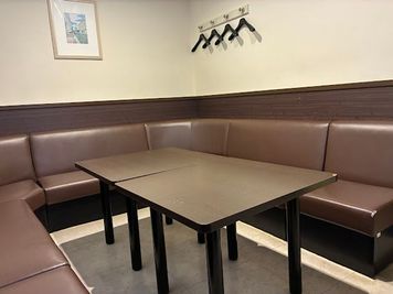 カラオケ コート・ダジュール金沢片町店 カラオケ　プロジェクタールームの室内の写真