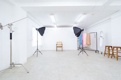 幅350×高さ220の白壁を造作しました
ぜひ撮影スポットにご活用ください！ - 都内の白ホリ自然光 撮影スタジオ 真っ白いアーチ💎自然光がたっぷり入るホワイトスタジオの室内の写真