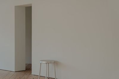 被写体や商品を引き立てる、ミニマルな白色の可動壁 - アンスピラシオン (Anspiration)  光に包まれた北欧の家の室内の写真