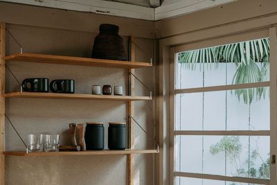 木の棚と器がつくる、シンプルで温かい暮らしのシーン - アンスピラシオン (Anspiration)  光に包まれた北欧の家の設備の写真