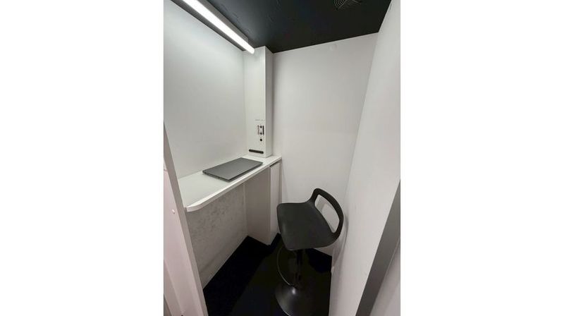 お一人様専用のコンパクトなブース。Web会議やテレワークに最適なお部屋です。 - 西新宿ライズオフィス１st テレワークブース【B】の室内の写真