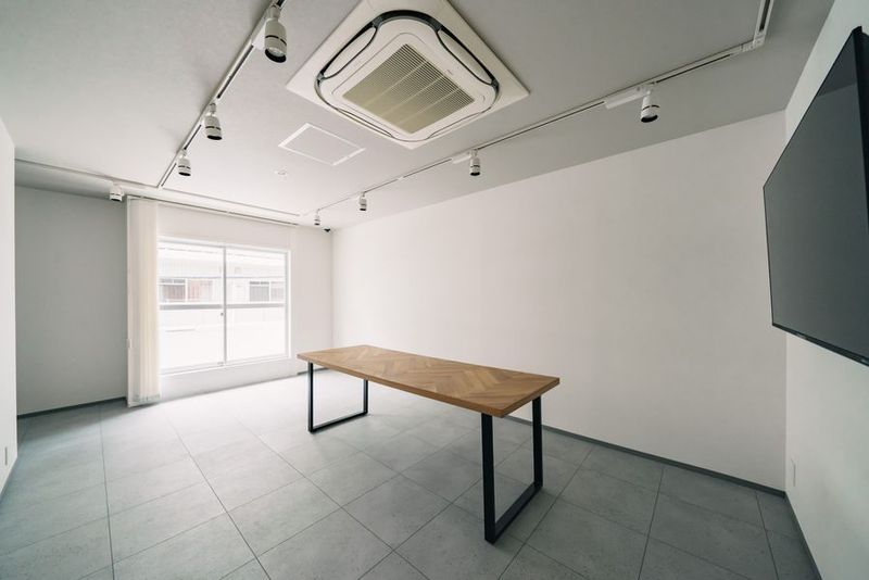 空間1（自然光）8人掛けのテーブル・モニター - Standard不動産withリノベ【 レンタルスペース 】 Standard不動産withリノベ 2Fの設備の写真