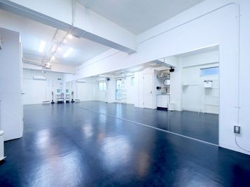 ・10名~15名が余裕を持ってダンスできます。 - STUDIOFLAG新中野店の室内の写真