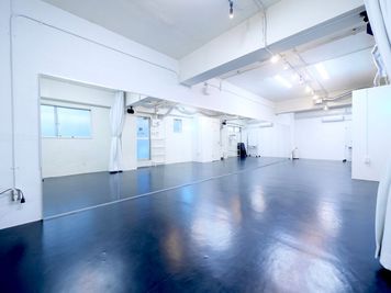 【新中野駅10秒】超駅近｜地域最安｜真っ白で清潔感｜44平米｜天井高く開放的｜10人で余裕🕺｜WiFi｜バレエバー完備🩰 - STUDIOFLAG新中野店