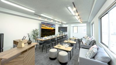 明るいお部屋で机や椅子もレイアウト変更可能。ご利用しやすいように移動させてください。ご利用後は原状復帰をよろしくお願いします！ - レンタルスペース Limone(リモーネ）神田 レンタルスペースLimone(リモーネ)神田･大手町の室内の写真