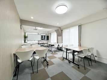 グループワーク、グループミーティングなどのスタイル - meets東銀座　会議室の室内の写真