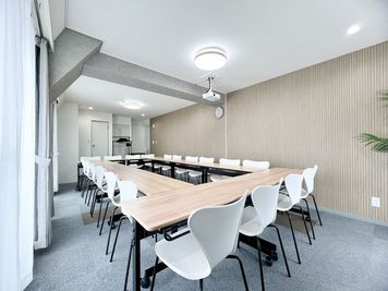 会議スタイル　広め２０人席 - meets東銀座　会議室の室内の写真