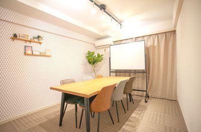 池袋駅東口徒歩4分/毎日清掃・平日990円/会議・セミナー・面接・オンライン利用・撮影・整体・配信・ボードゲーム・交流会・推し活 - 池袋FRIENDS会議室サンフラワー2